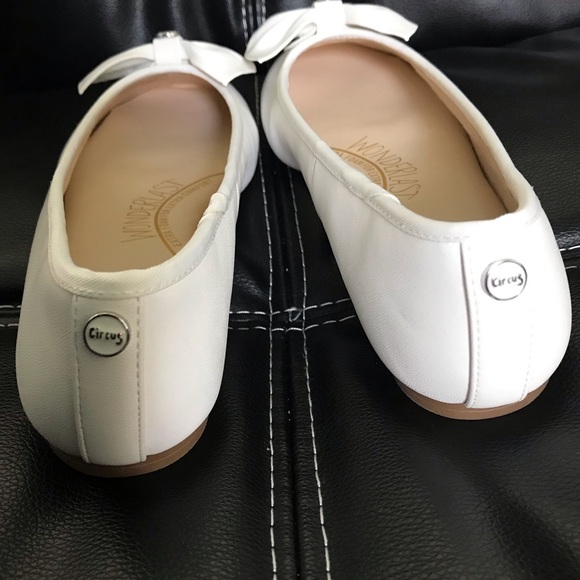 Women’s Carmen Round Toe Flats - Picture 5 of 8